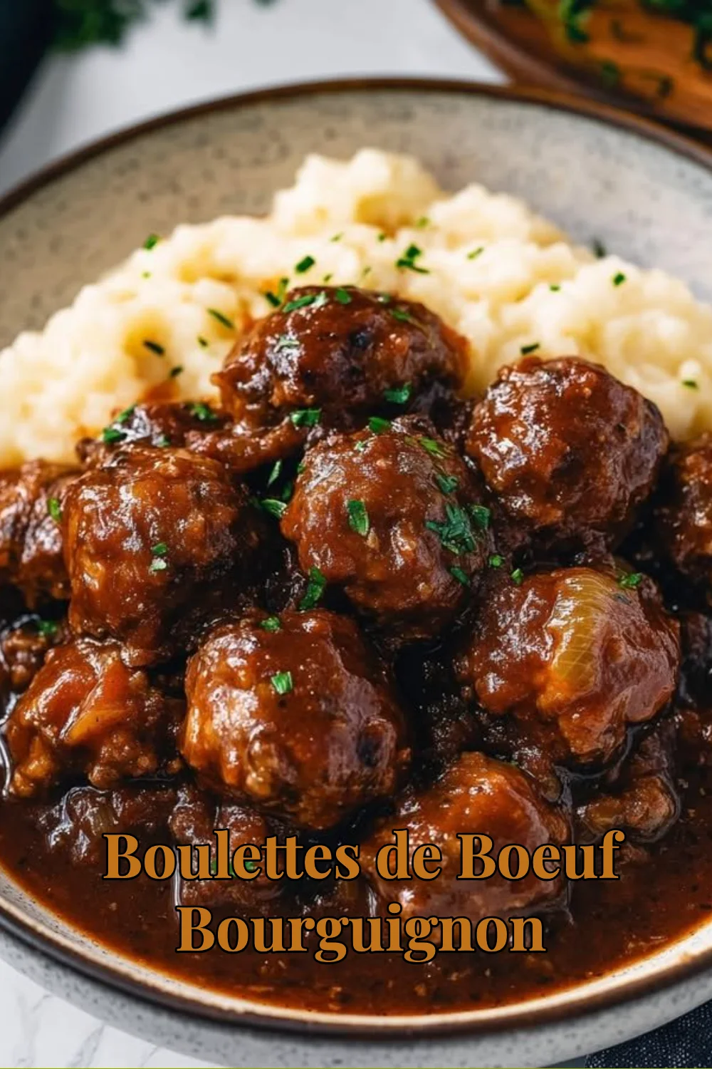 Boulettes de Boeuf Bourguignon servies dans une assiette avec garniture