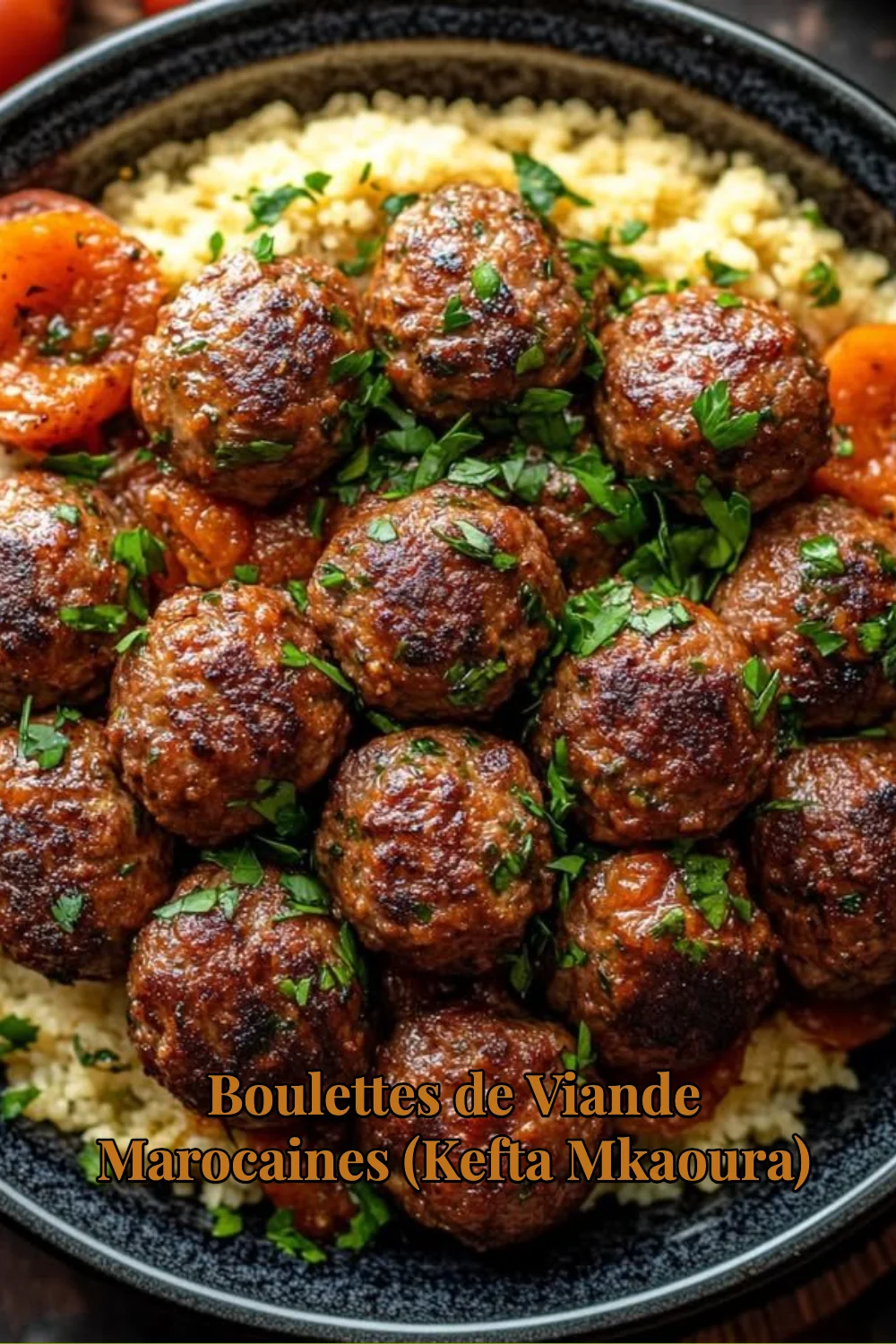 Boulettes de viande marocaines, kefta mkaoura, servies avec une sauce savoureuse