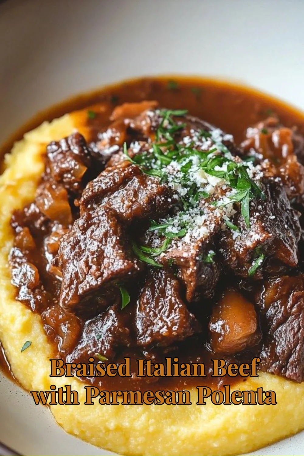 Boeuf italien braisé avec polenta au parmesan dans une assiette