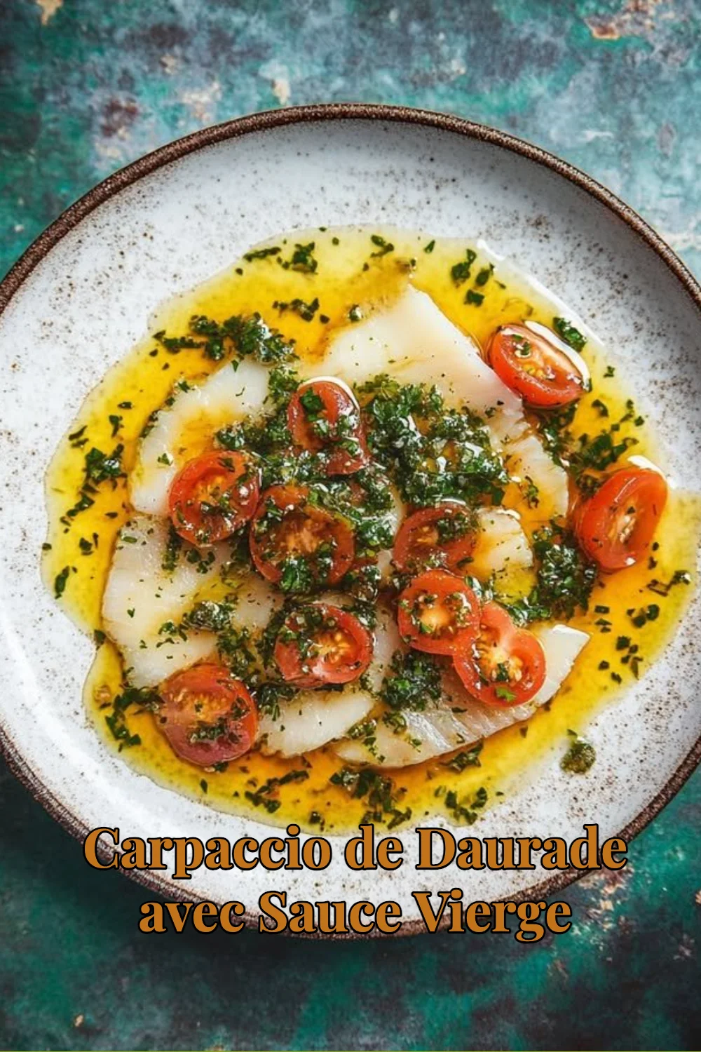 Carpaccio de daurade frais avec sauce vierge sur assiette blanche