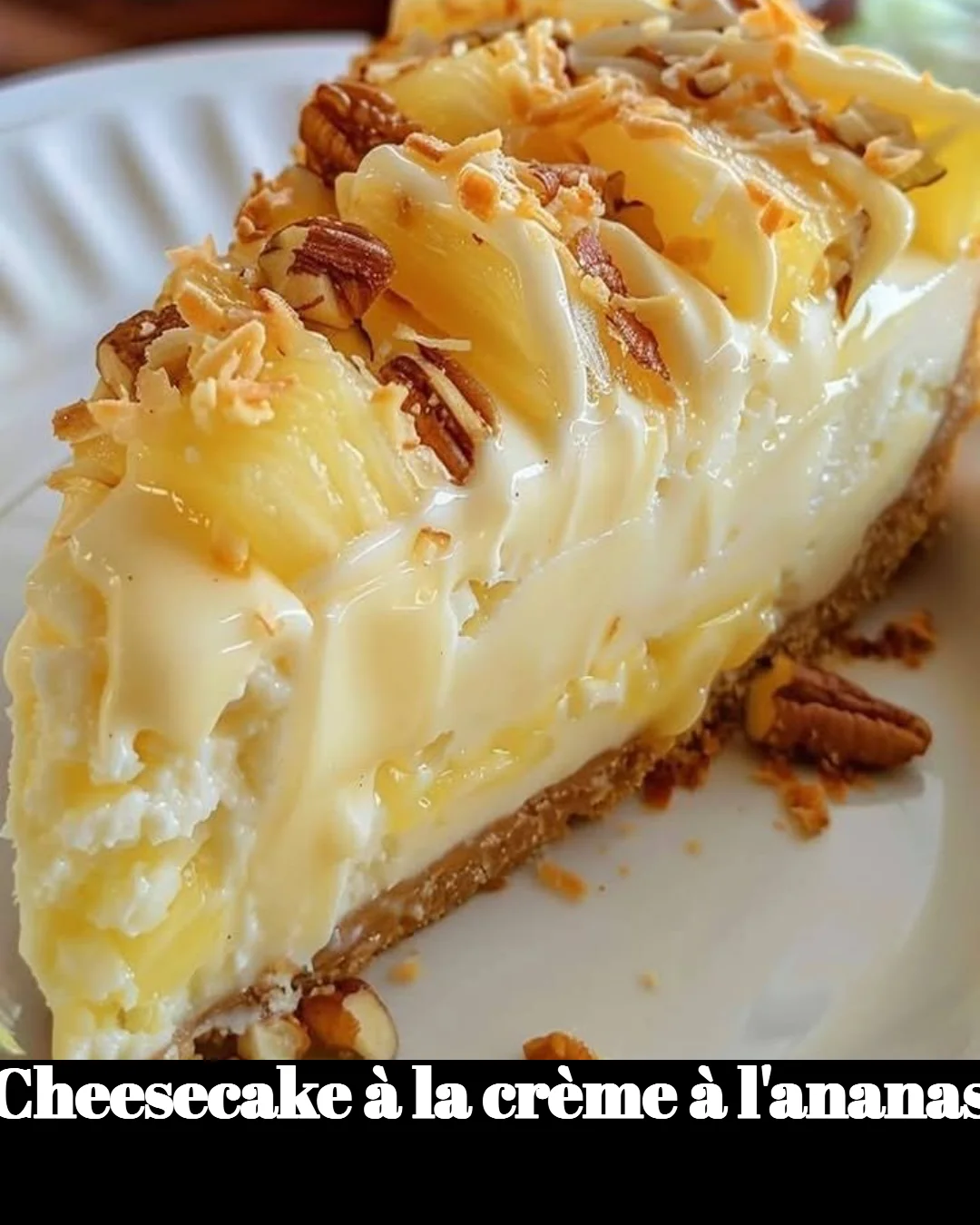 Cheesecake à la crème à l'ananas décoré avec des morceaux d'ananas frais