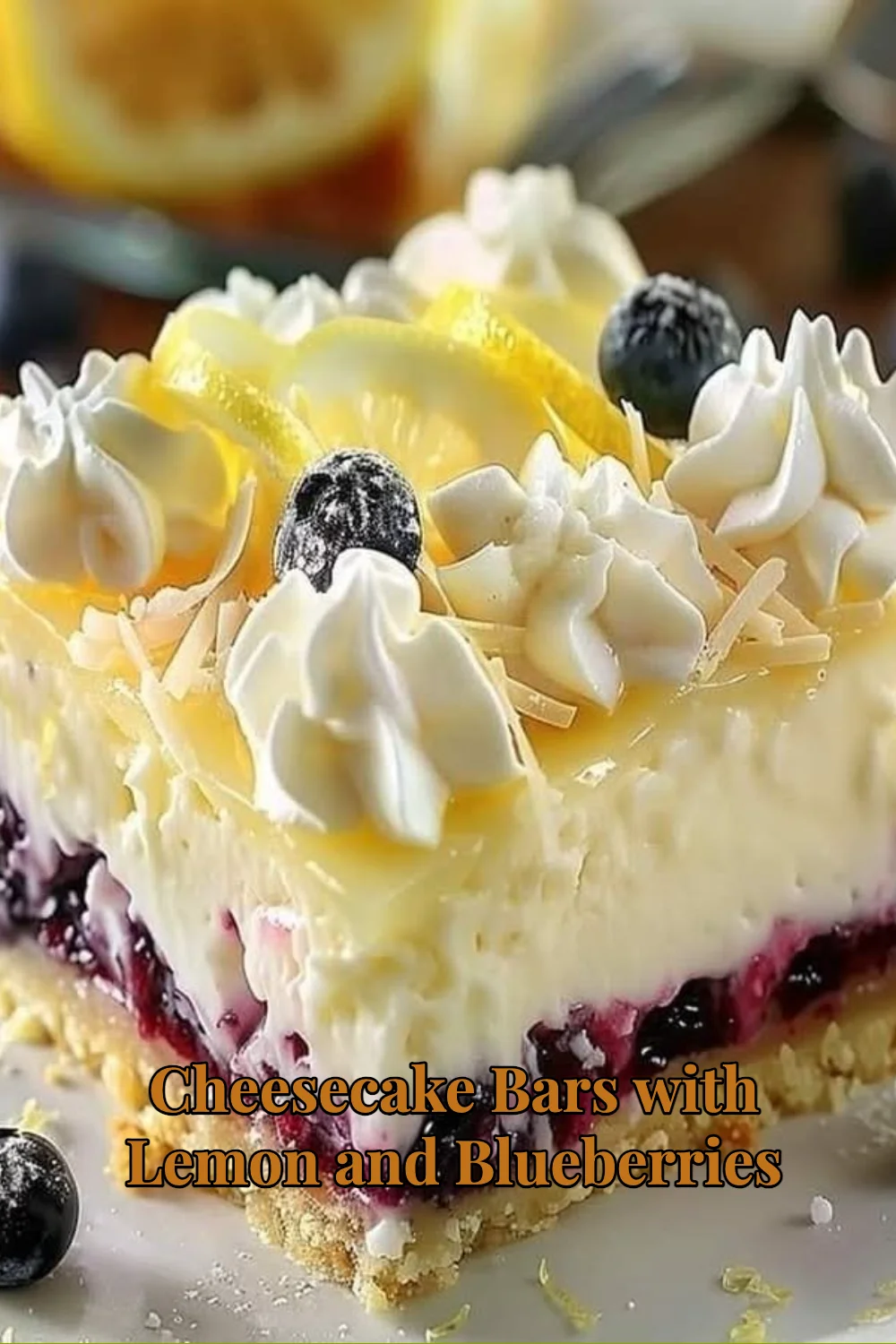 Barres de cheesecake au citron et myrtilles sur une assiette