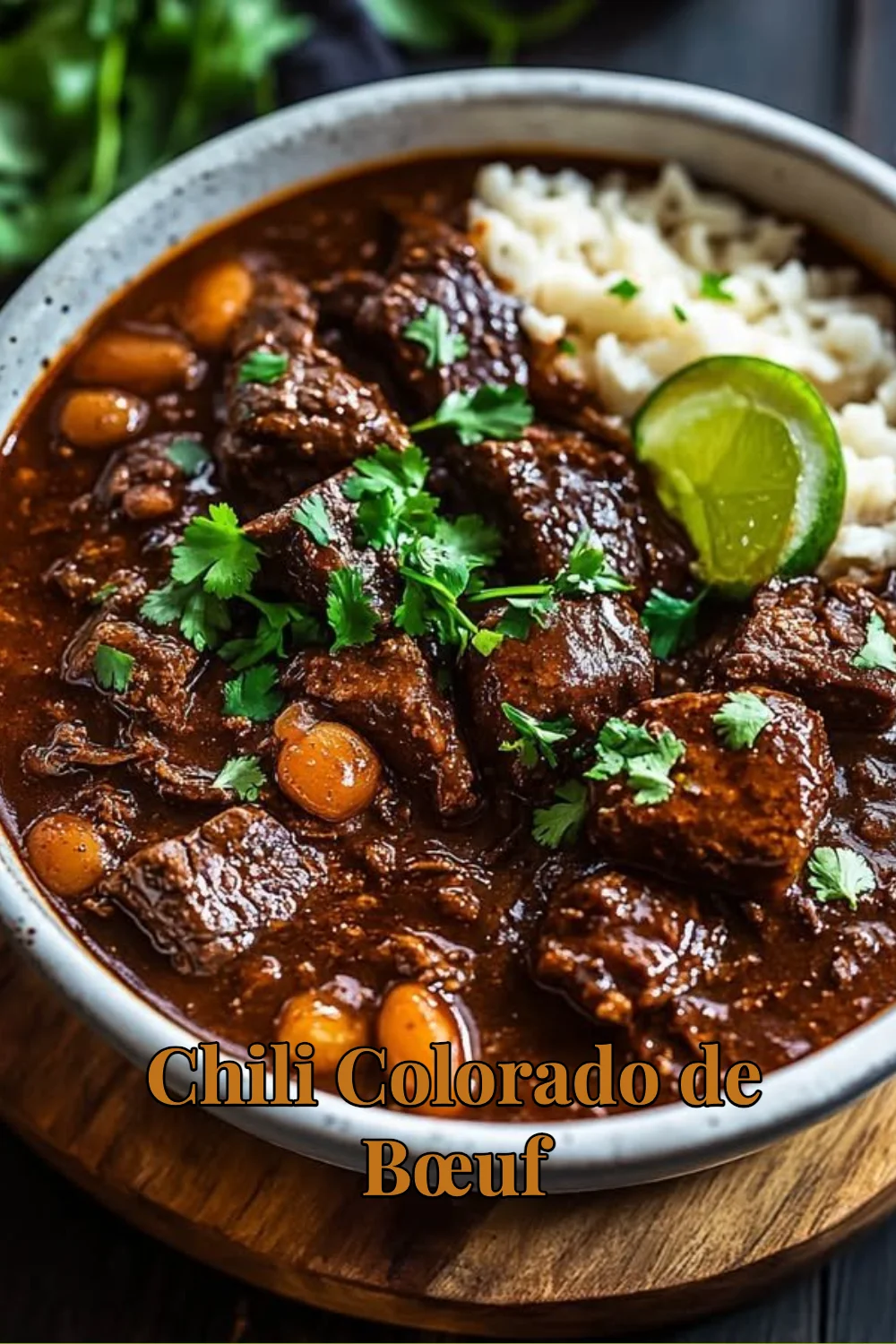 Chili Colorado de Bœuf dans un bol, garni d'herbes fraîches et servi avec du pain.