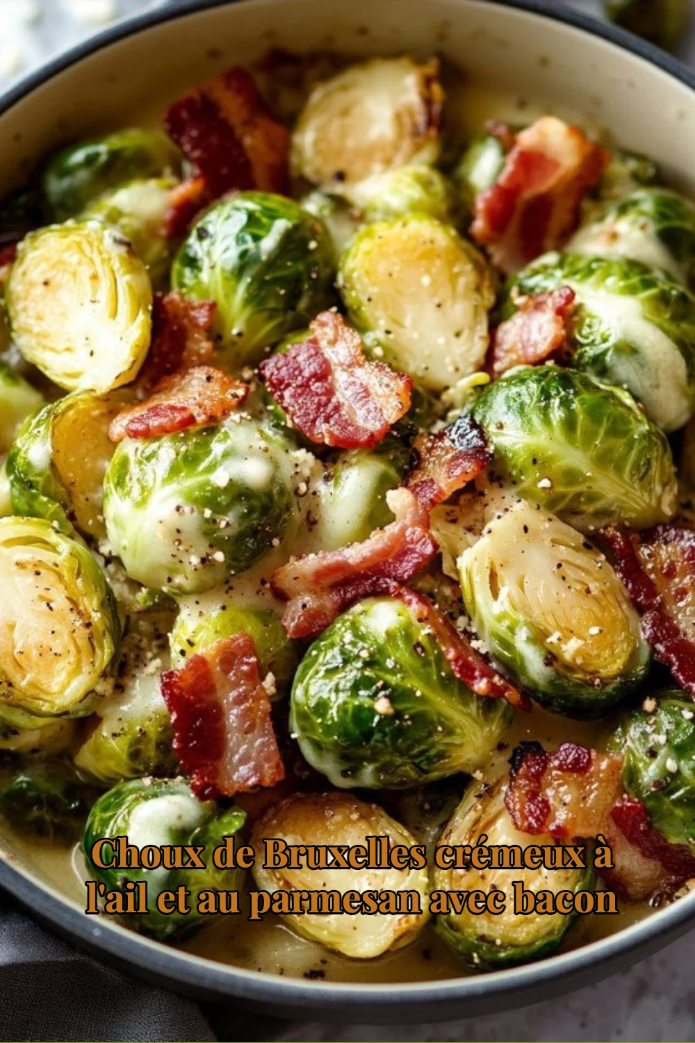 Choux de Bruxelles crémeux à l'ail, parmesan et bacon, plat savoureux