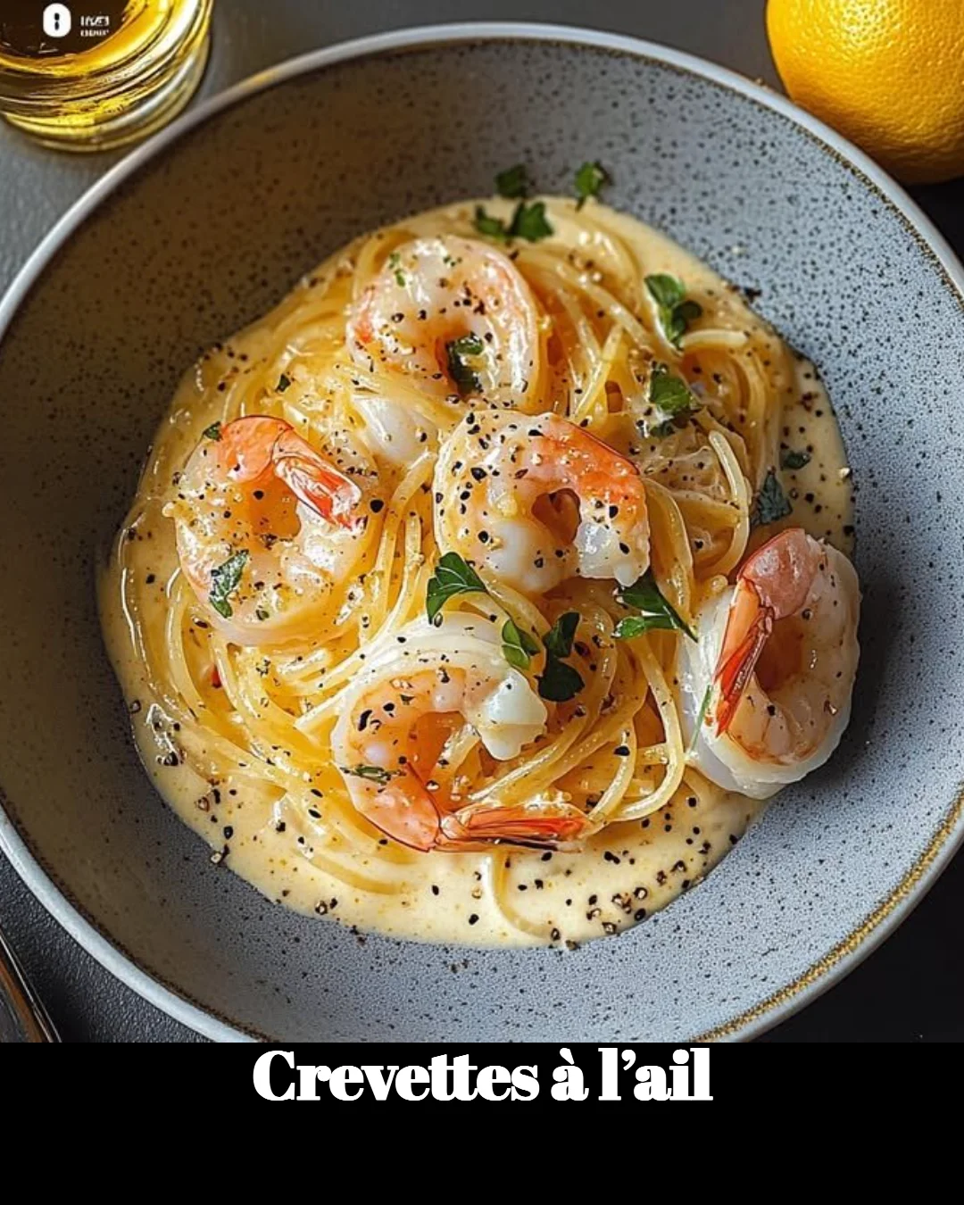 Crevettes à l'ail servies dans une assiette avec garniture aromatique