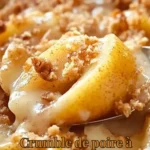 Crumble de poire à la cannelle servi dans un plat en céramique.