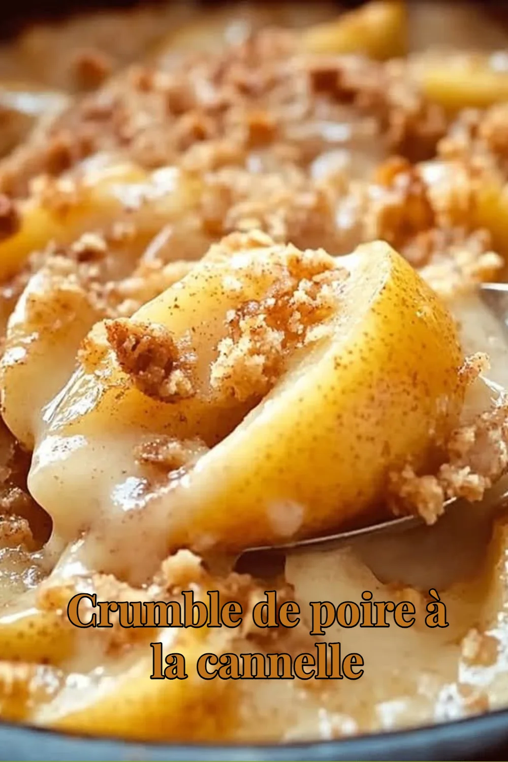 Crumble de poire à la cannelle servi dans un plat en céramique.