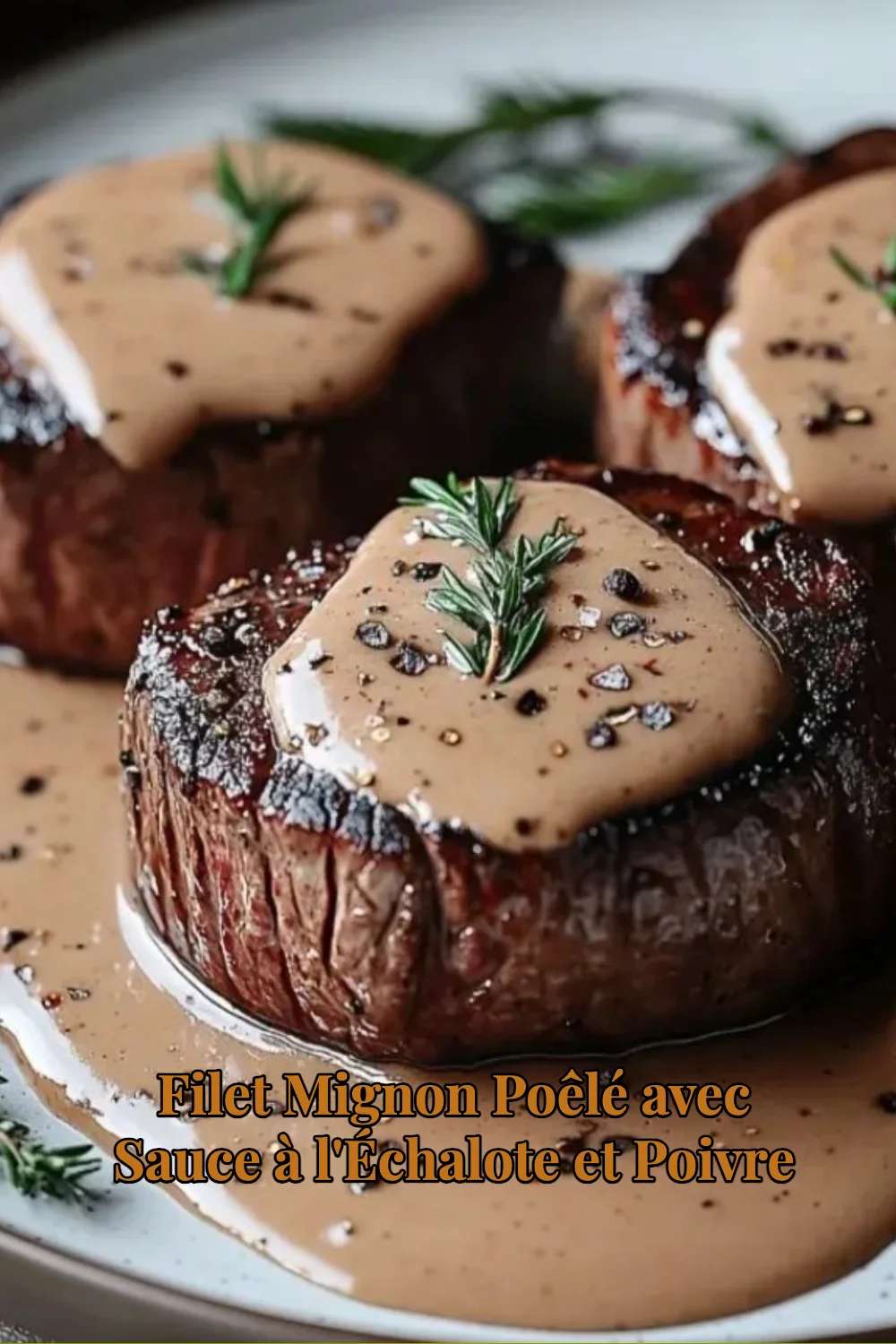 Filet Mignon poêlé avec sauce à l'échalote et poivre sur une assiette élégante.