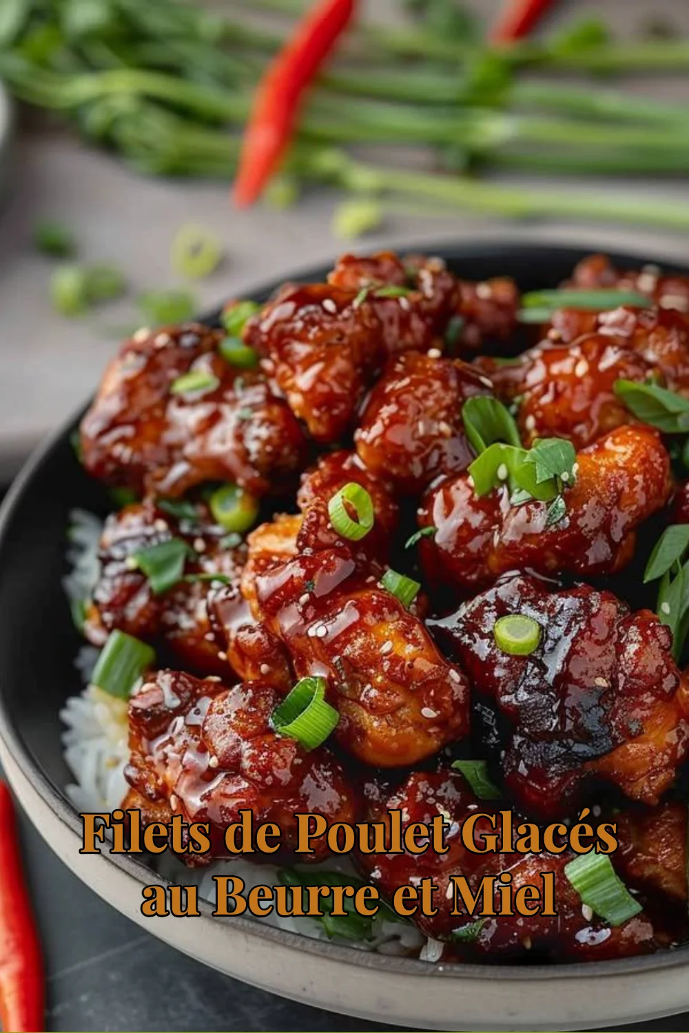 Filets de poulet glacés au beurre et miel, un plat délicieux et appétissant.