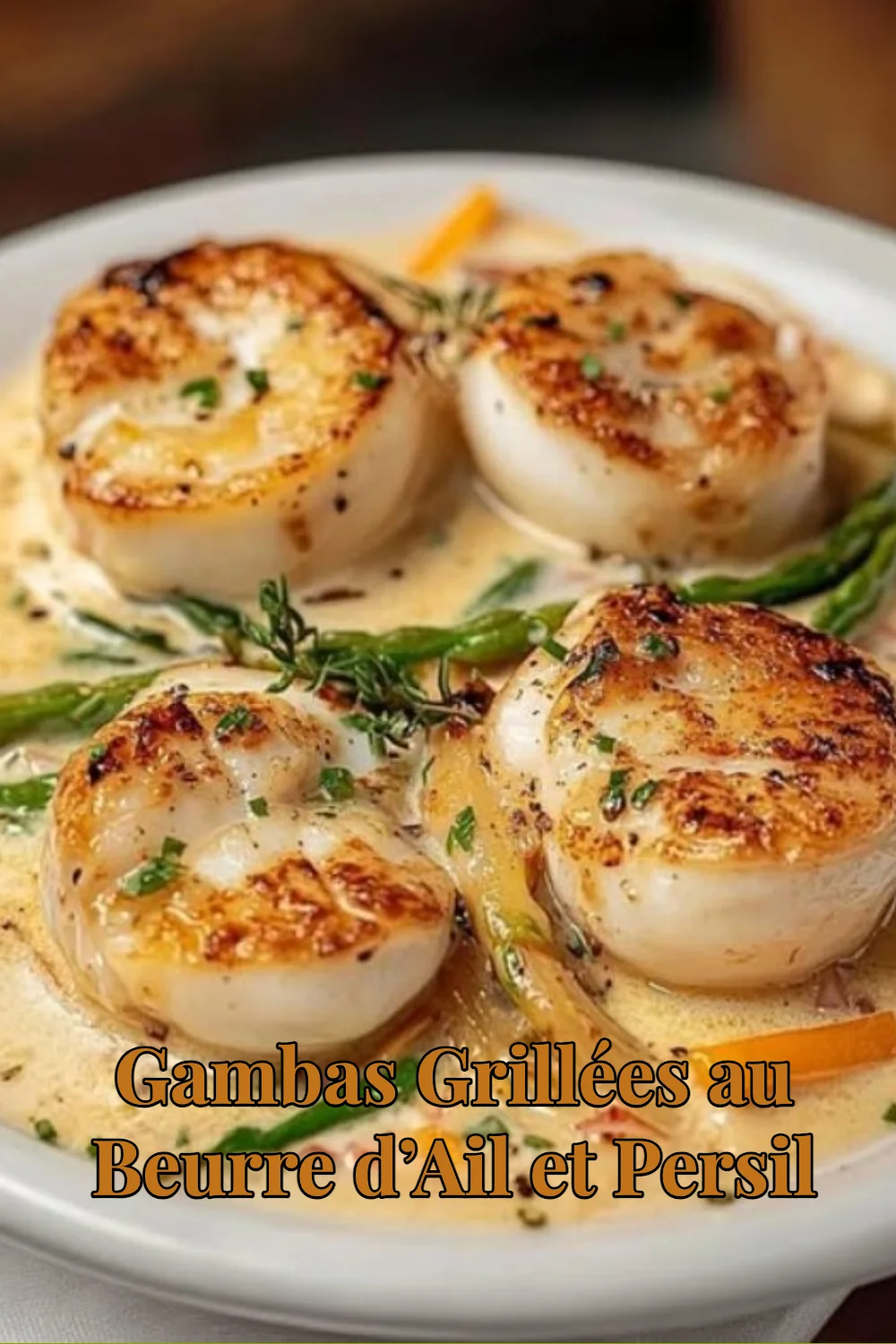 Gambas grillées au beurre d'ail et persil, plat délicieux et prêt à déguster.