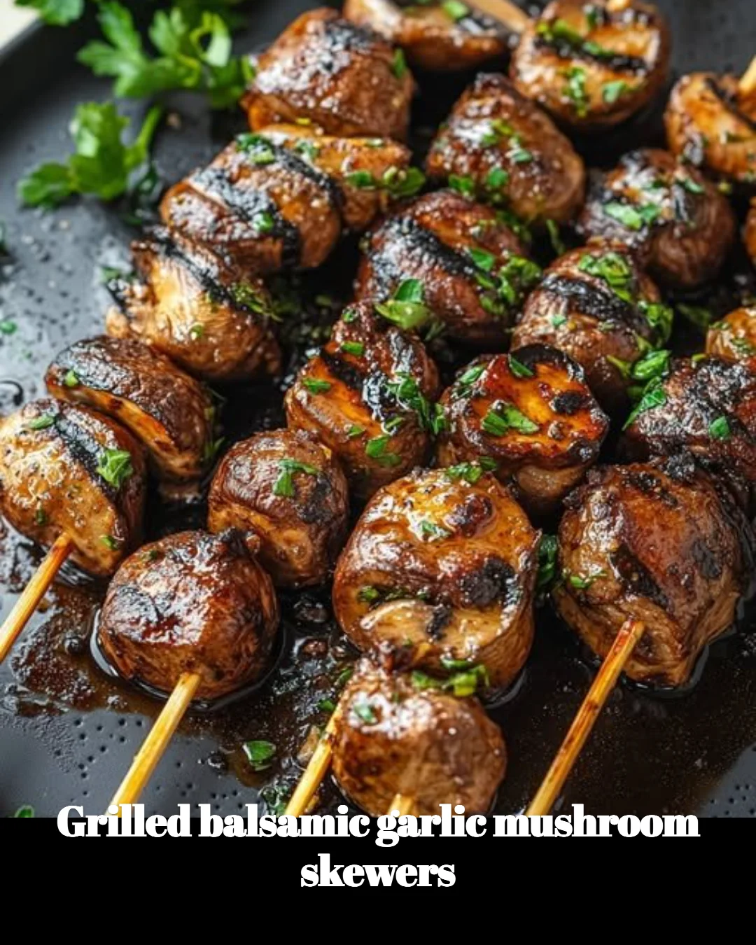 Brochettes de champignons marinés à l'ail et balsamique sur le grill