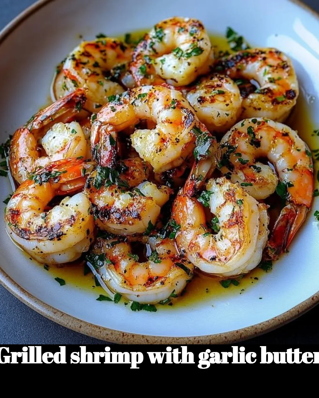 Crevettes grillées au beurre à l'ail, un plat savoureux et appétissant.
