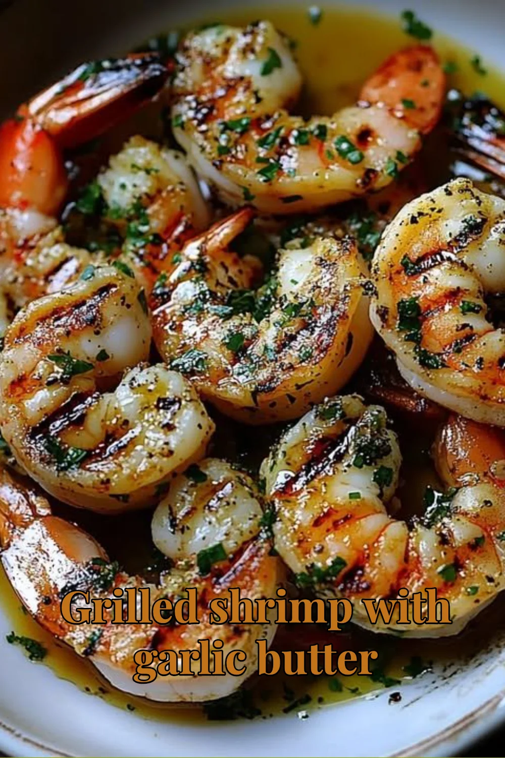 Crevettes grillées avec beurre à l'ail sur un plat savoureux