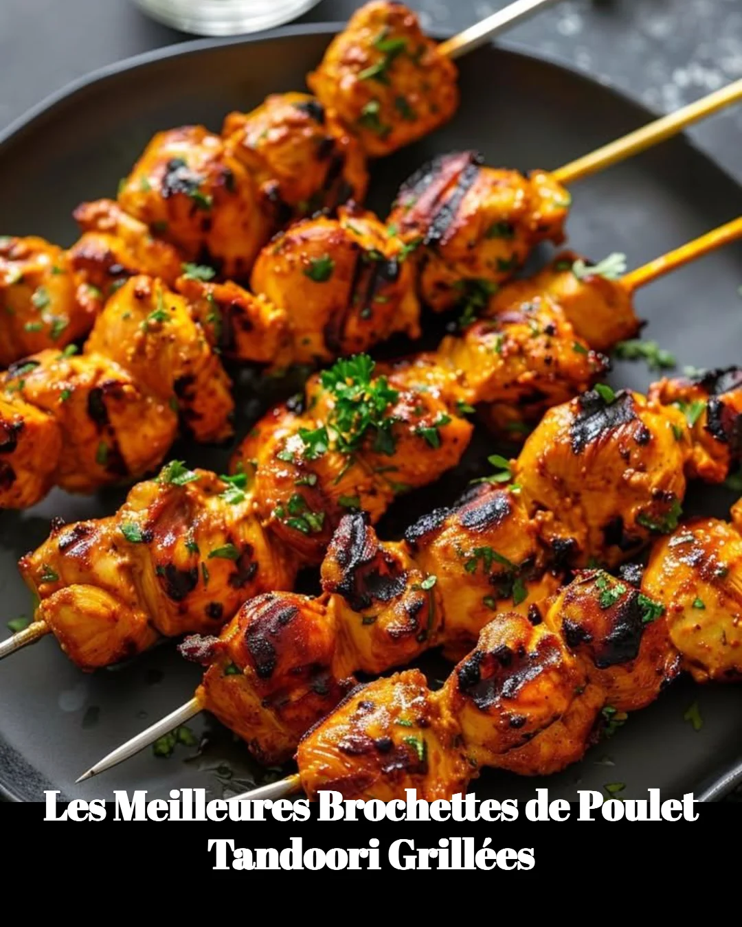 Brochettes de poulet tandoori grillées avec des épices aromatiques