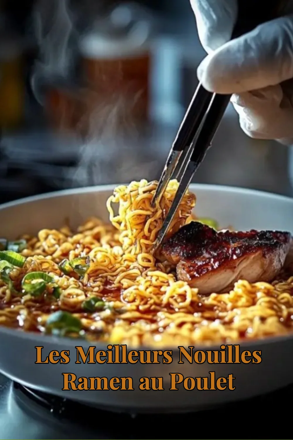 Bol de nouilles ramen au poulet avec garnitures fraîches