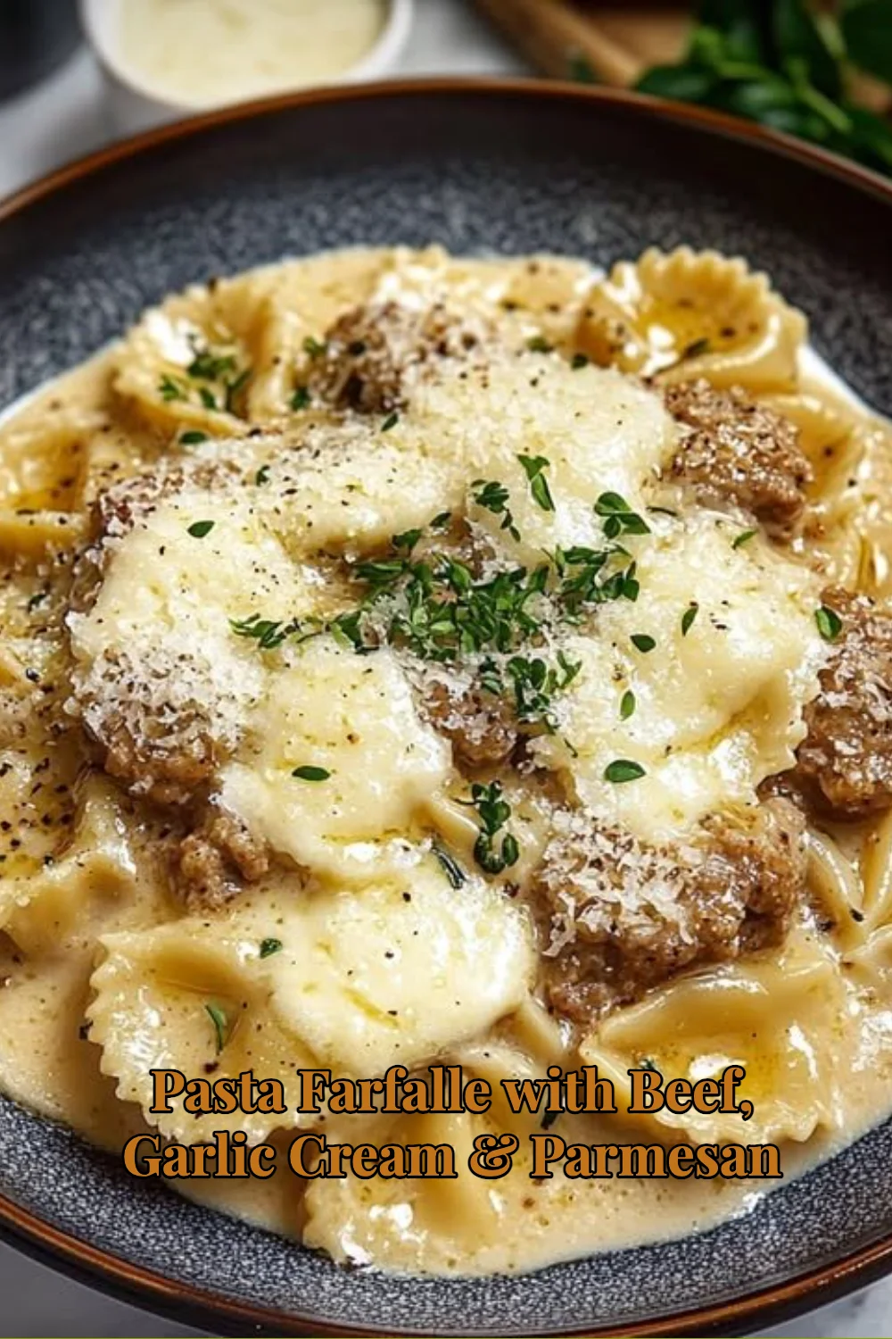 Pasta farfalle avec boeuf, crème à l'ail et fromage parmesan sur une assiette.