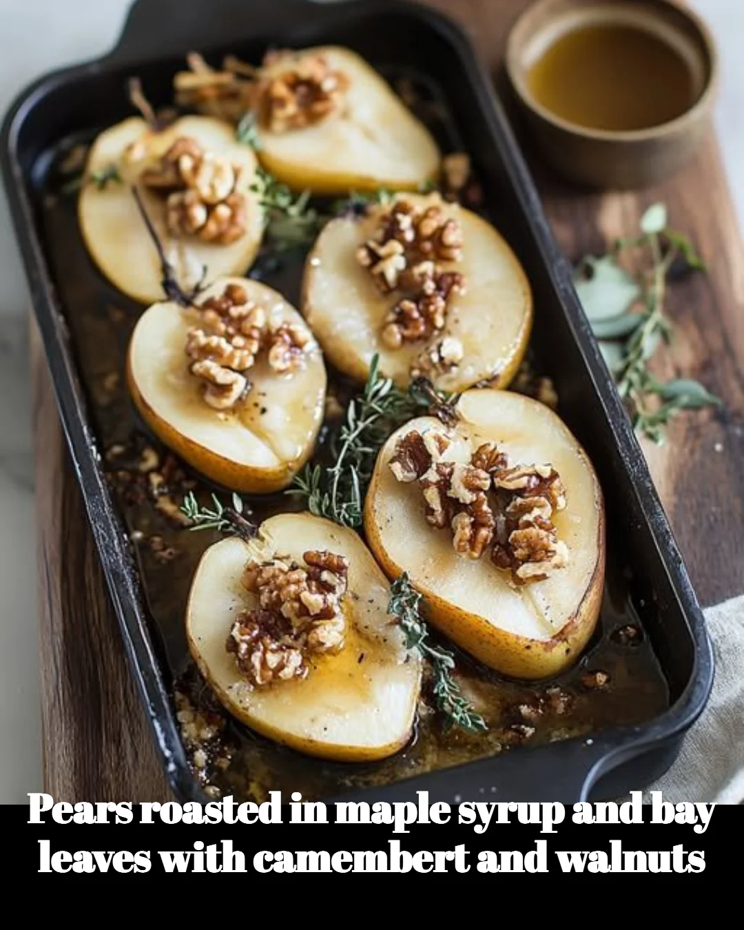 Poires rôties avec sirop d'érable, camembert et noix sur une assiette élégante.