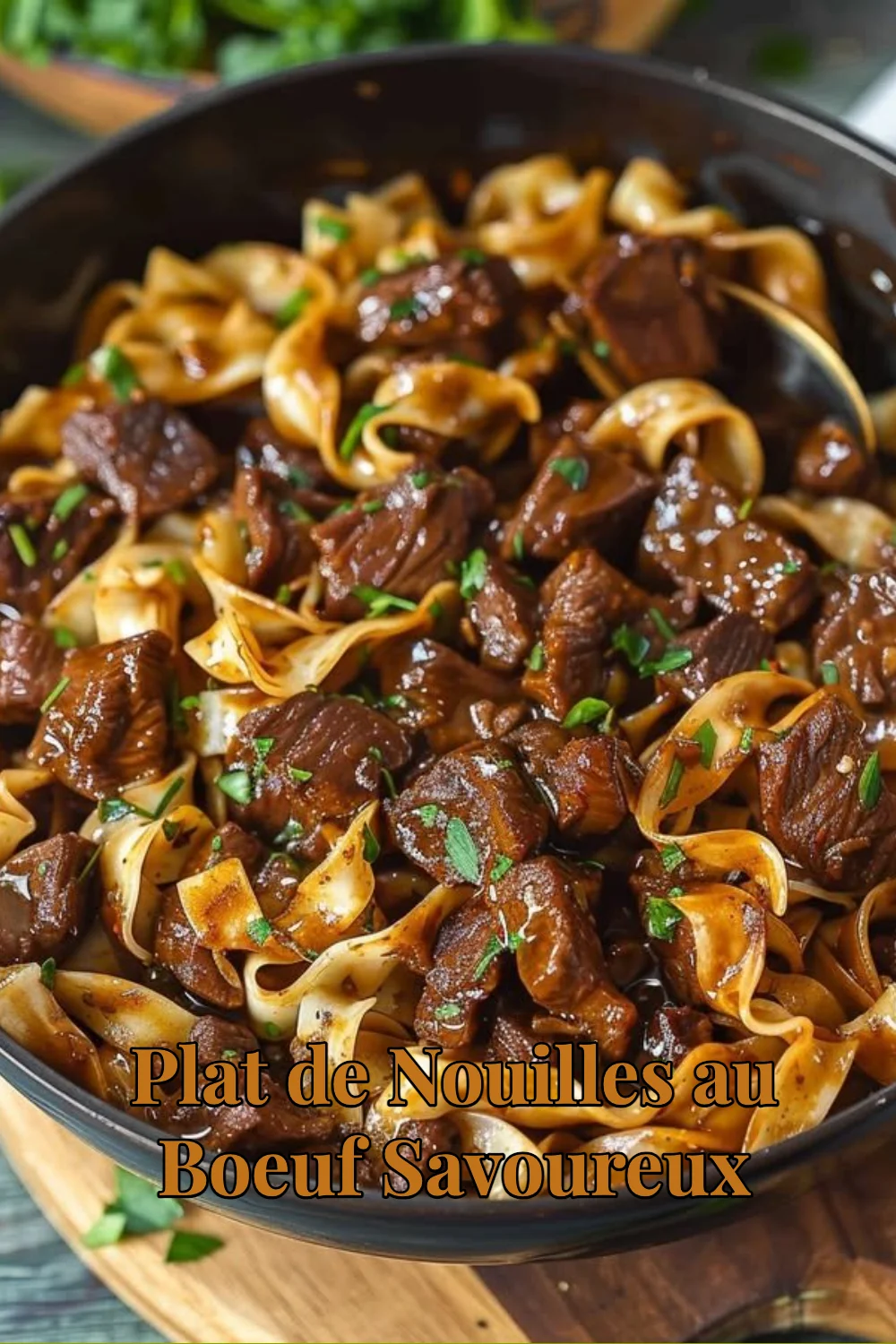 Plat de nouilles au boeuf savoureux prêt à déguster