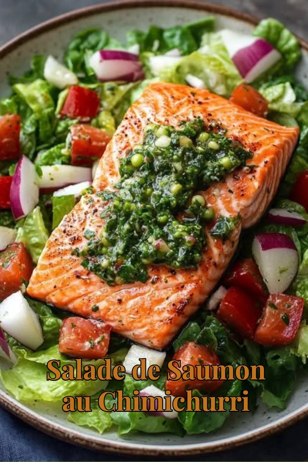 Salade de Saumon au Chimichurri garnie d'herbes fraîches et légumes colorés
