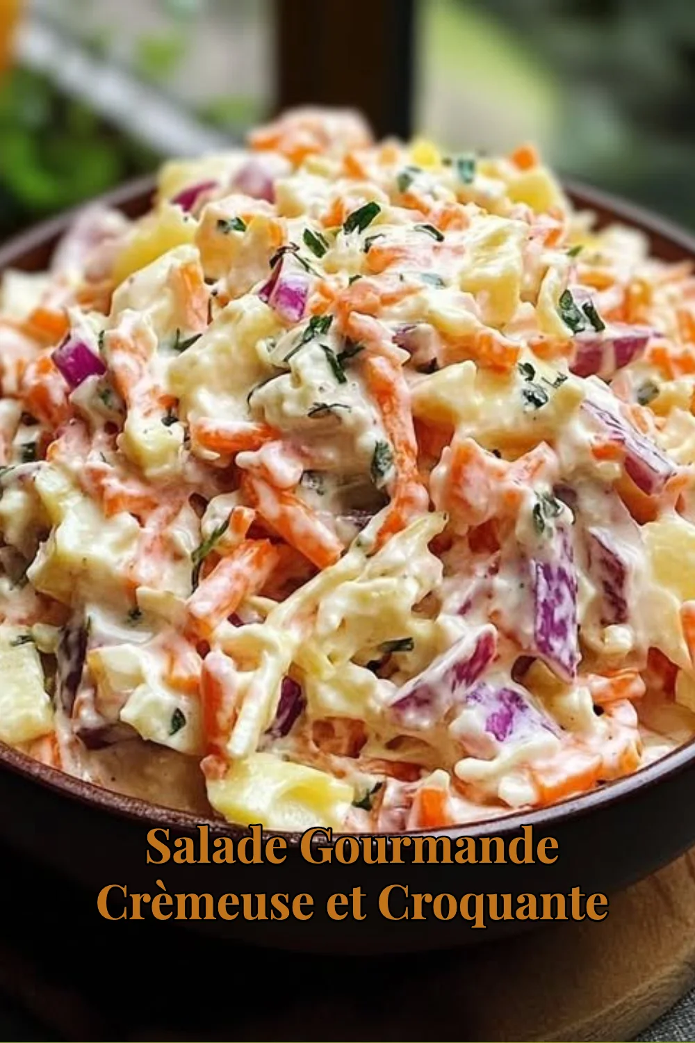 Salade gourmande crémeuse et croquante garnie de légumes frais