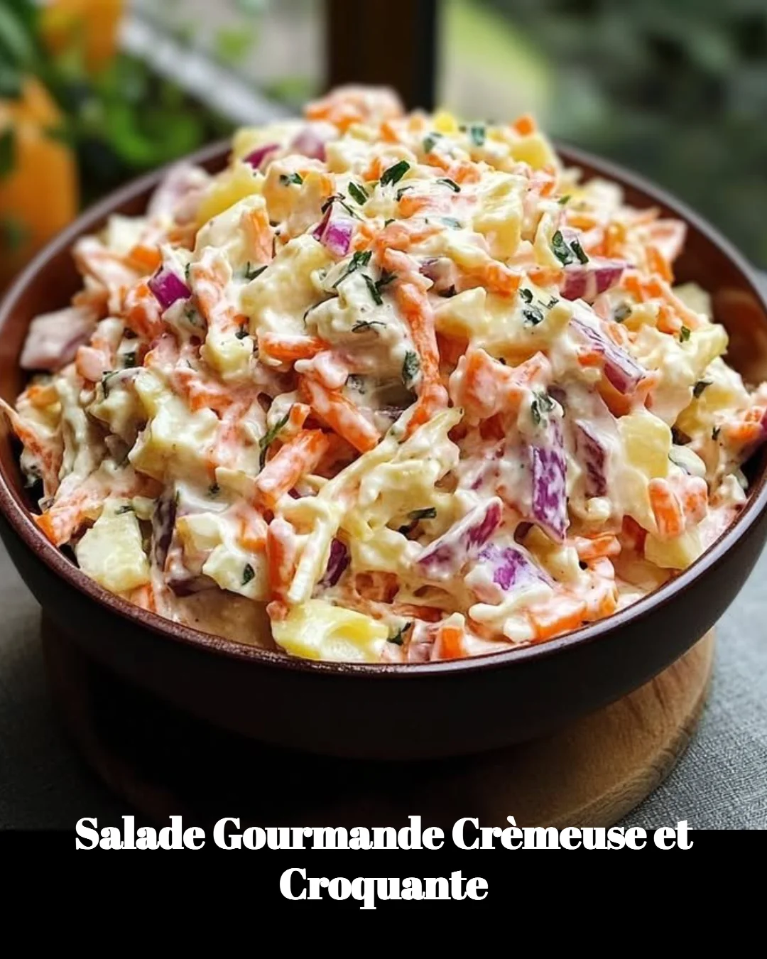 Salade gourmande crémeuse et croquante, colorée et appétissante.