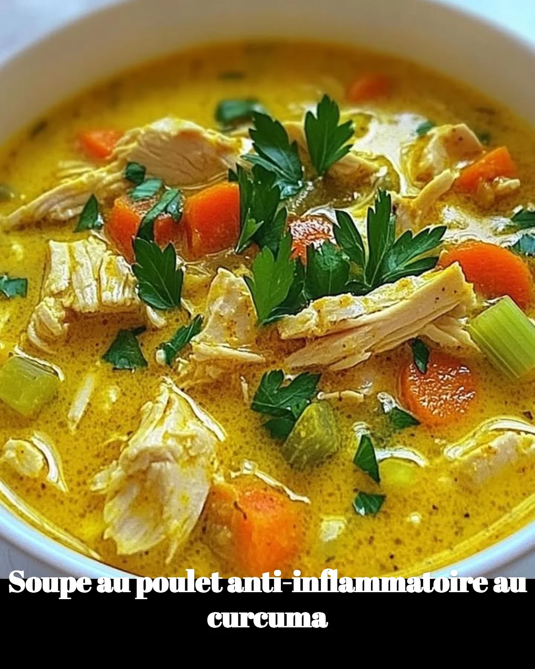 Soupe au poulet anti-inflammatoire au curcuma dans un bol en céramique