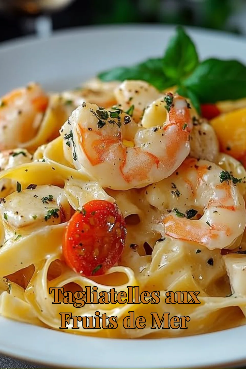 Tagliatelles aux fruits de mer garnies de crevettes et de calamars