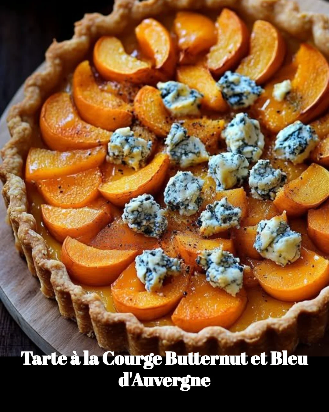 Tarte à la courge butternut et Bleu d'Auvergne sur une table élégante
