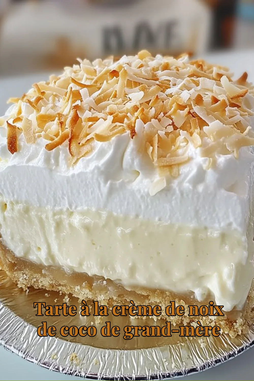 Tarte à la crème de noix de coco de grand-mère garnie de noix de coco râpée