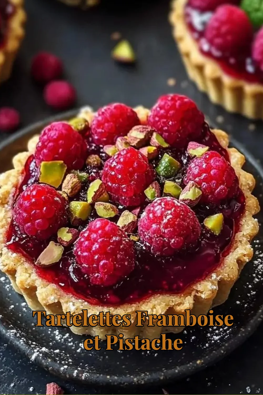 Tartelettes framboise et pistache savoureuses sur une assiette