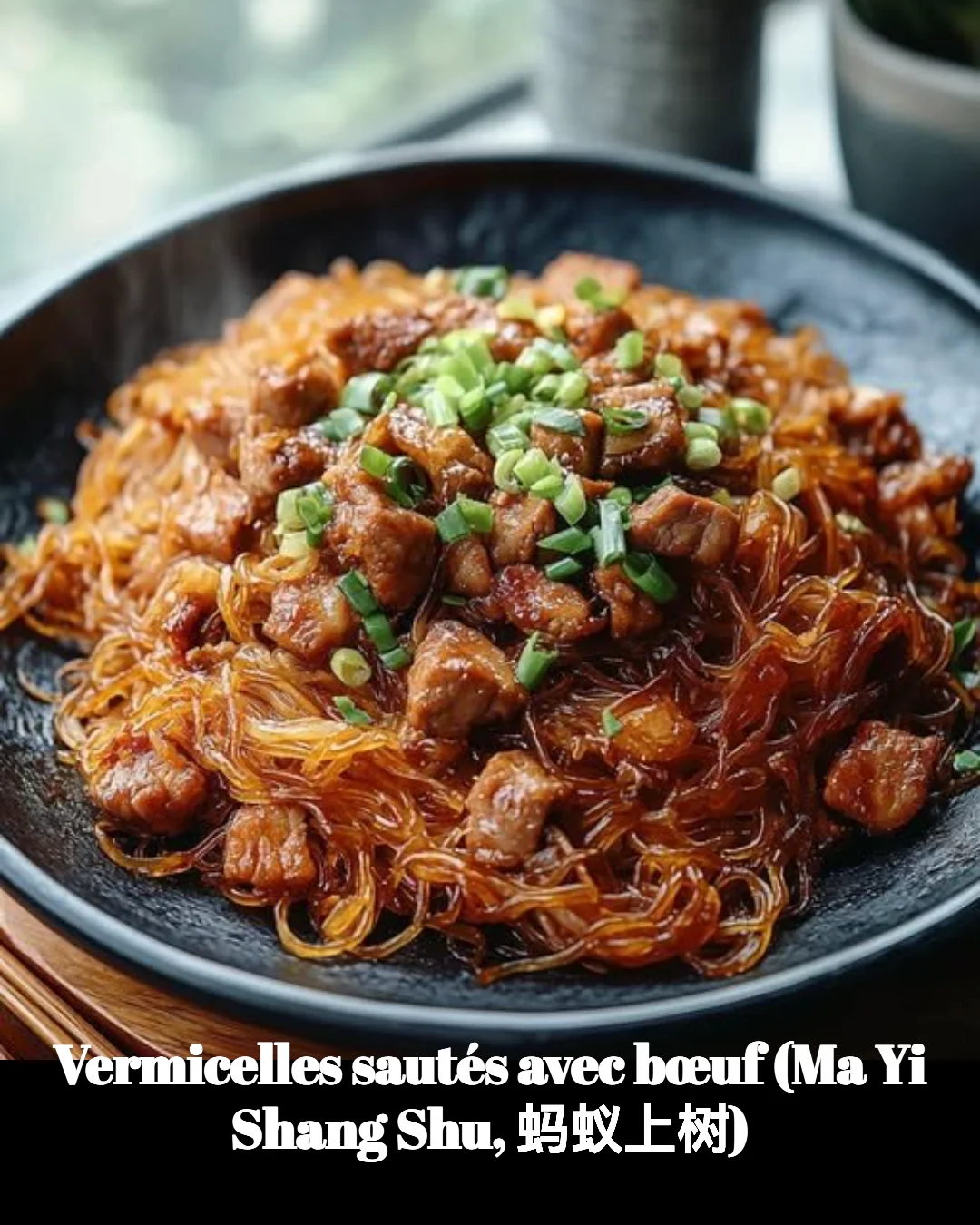 Bowl de vermicelles sautés avec bœuf, garnitures et sauce asiatique.