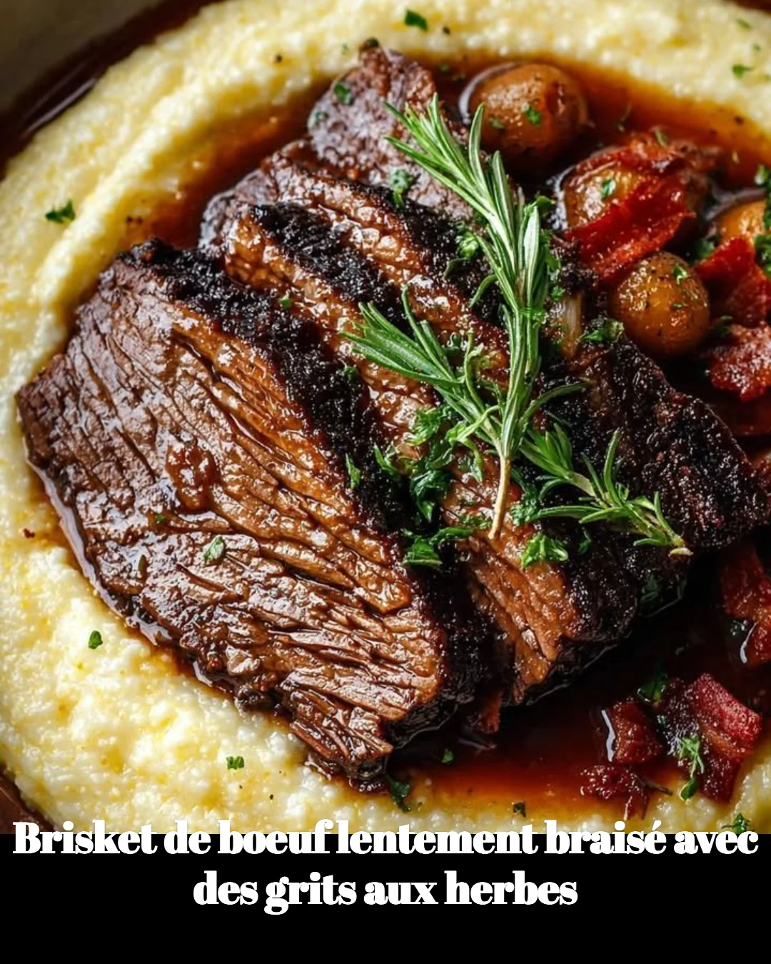 Brisket de boeuf lentement braisé avec des grits aux herbes