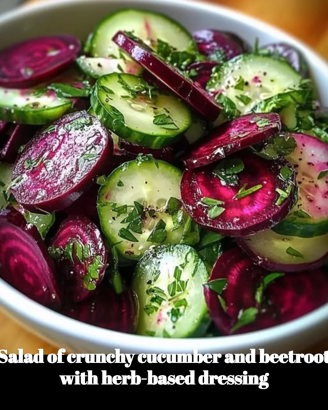 Salade croquante de concombre et betterave avec vinaigrette aux herbes