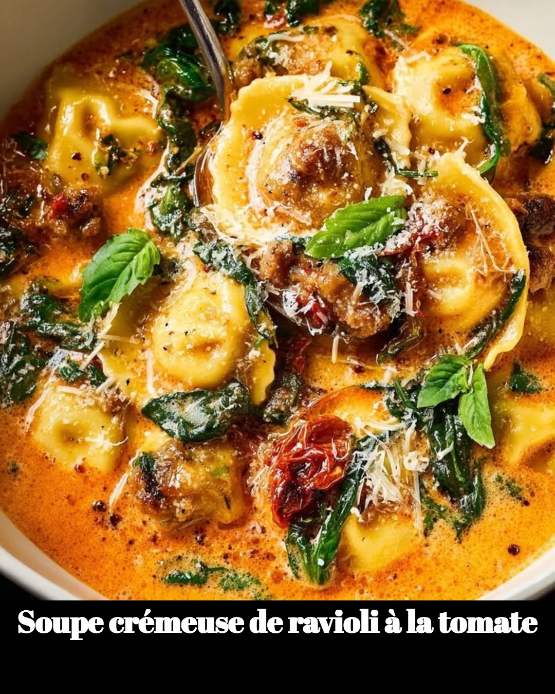 Soupe crémeuse de ravioli à la tomate servie dans un bol rustique.