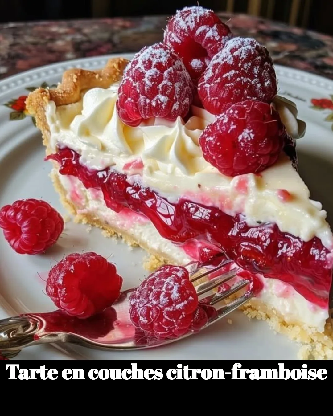 Tarte en couches citron-framboise savoureuse et fraîche, préparée avec des ingrédients naturels.